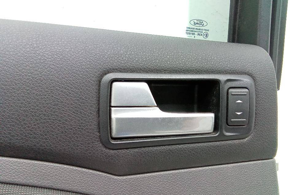 Ручка внутренняя двери задней левой Ford C-Max - Кабина и интерьер для Легковых автомобилей: фото 1 Ручка внутренняя двери задней левой Ford C-Max - Кабина и интерьер для Легковых автомобилей: фото 1