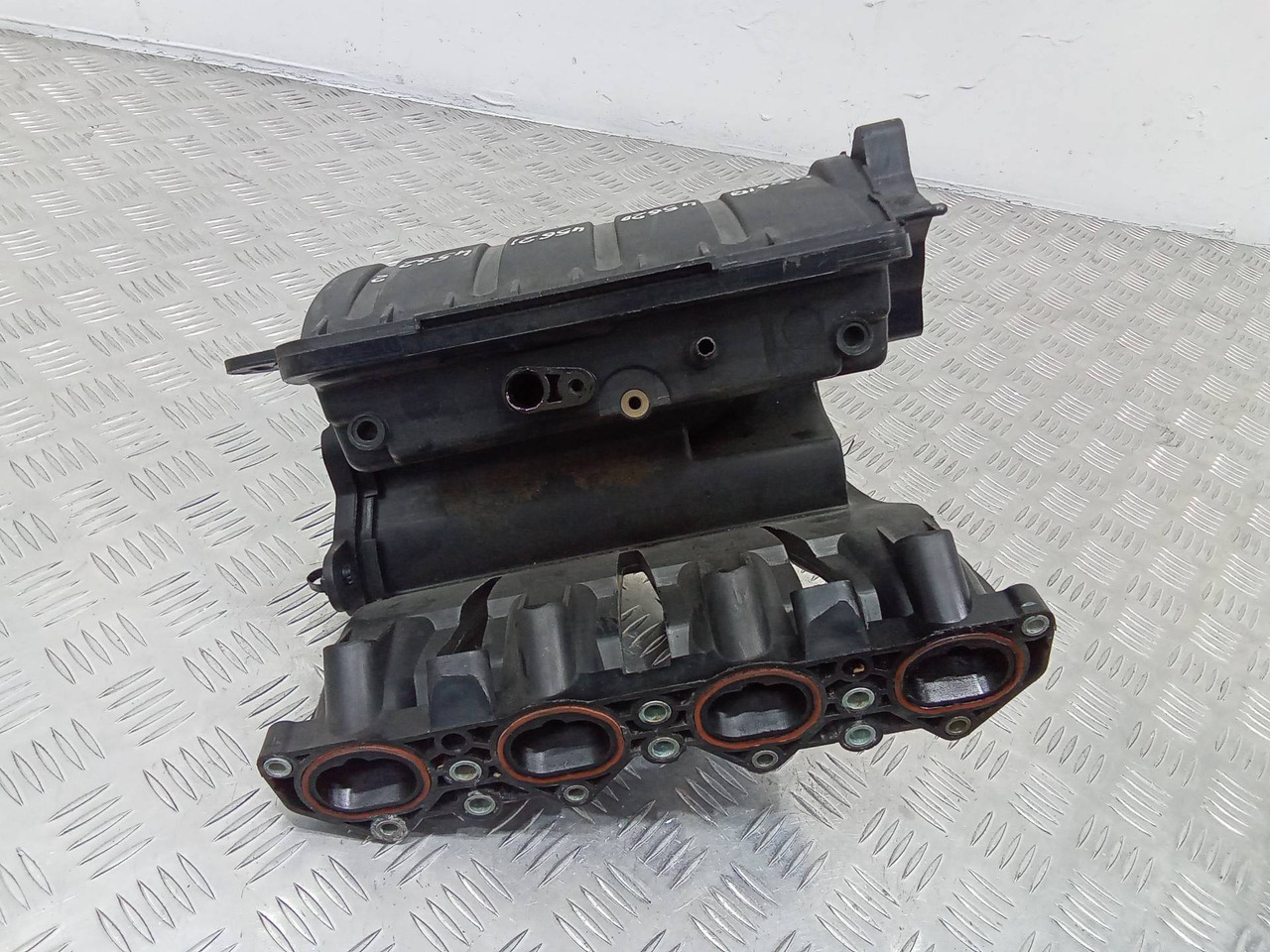 Впускной коллектор Peugeot 307 1 2001 9635885080 - Двигатель и запчасти для Легковых автомобилей: фото 4 Впускной коллектор Peugeot 307 1 2001 9635885080 - Двигатель и запчасти для Легковых автомобилей: фото 4