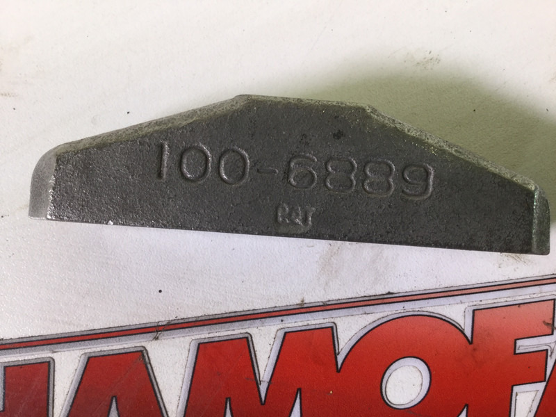 Caterpillar TAPPET BRIDGE WITHOUT GUIDE PINS, INLET+EXHAUST 1006889 USED - Запчасти: фото 1