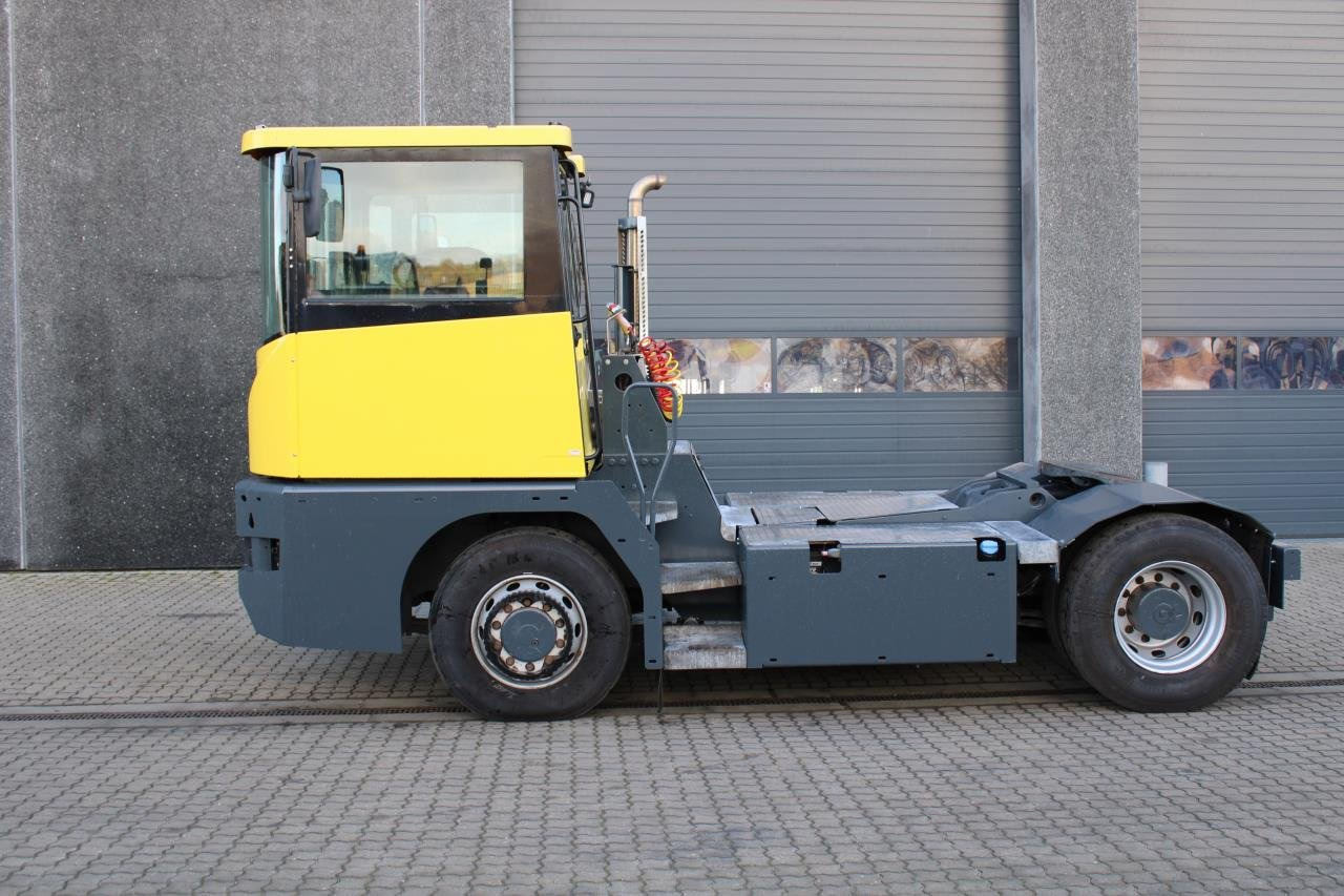 Терминальный тягач MOL RM255 4X4: фото 1