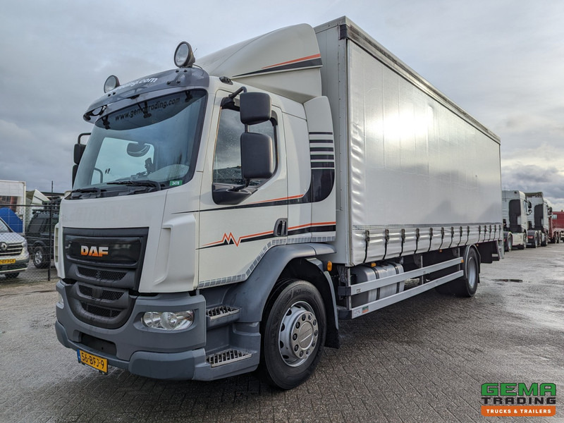 DAF LF 250 FA 4x2 SleeperCab 6cil 19T Euro6 - Schuifzeilen/Gesloten Bak 8.00M + Laadklep 2000KG - ZijDeur - Тентованный грузовик: фото 1 DAF LF 250 FA 4x2 SleeperCab 6cil 19T Euro6 - Schuifzeilen/Gesloten Bak 8.00M + Laadklep 2000KG - ZijDeur - Тентованный грузовик: фото 1