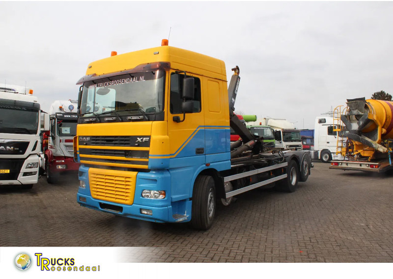 DAF XF 95.530 + hooksystem + seperated box incl + 26T - Крюковой мультилифт: фото 1 DAF XF 95.530 + hooksystem + seperated box incl + 26T - Крюковой мультилифт: фото 1