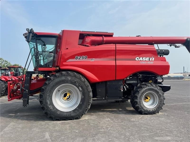 Case IH 8250 Axial-Flow New and unused combine - Зерноуборочный комбайн: фото 1 Case IH 8250 Axial-Flow New and unused combine - Зерноуборочный комбайн: фото 1