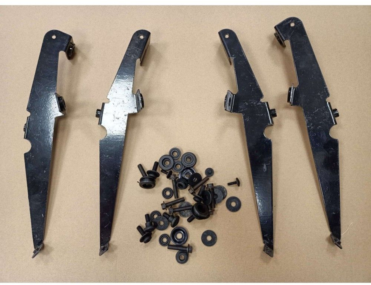 VOLVO FH 08- VISOR MOUNTING KIT VOLVO FH 08- VISOR MOUNTING KIT - Солнцезащитный козырек для Грузовиков: фото 1