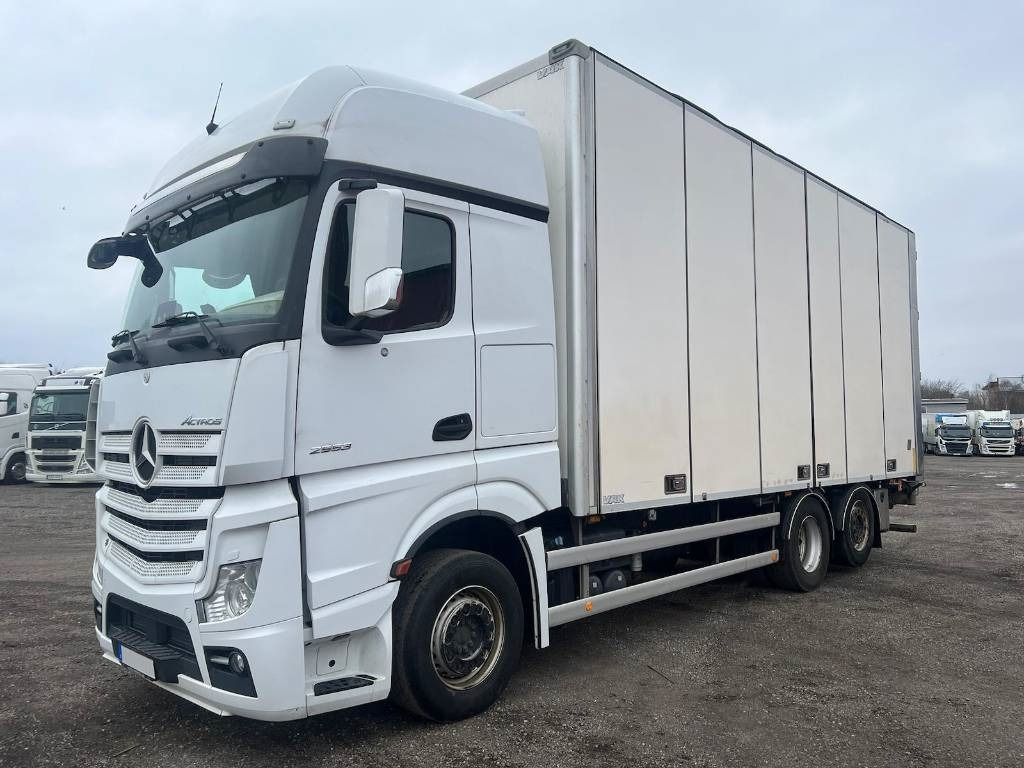 Mercedes-Benz Actros 2553 6x2 serie 4111 Euro 6 - Грузовик с закрытым кузовом: фото 1 Mercedes-Benz Actros 2553 6x2 serie 4111 Euro 6 - Грузовик с закрытым кузовом: фото 1
