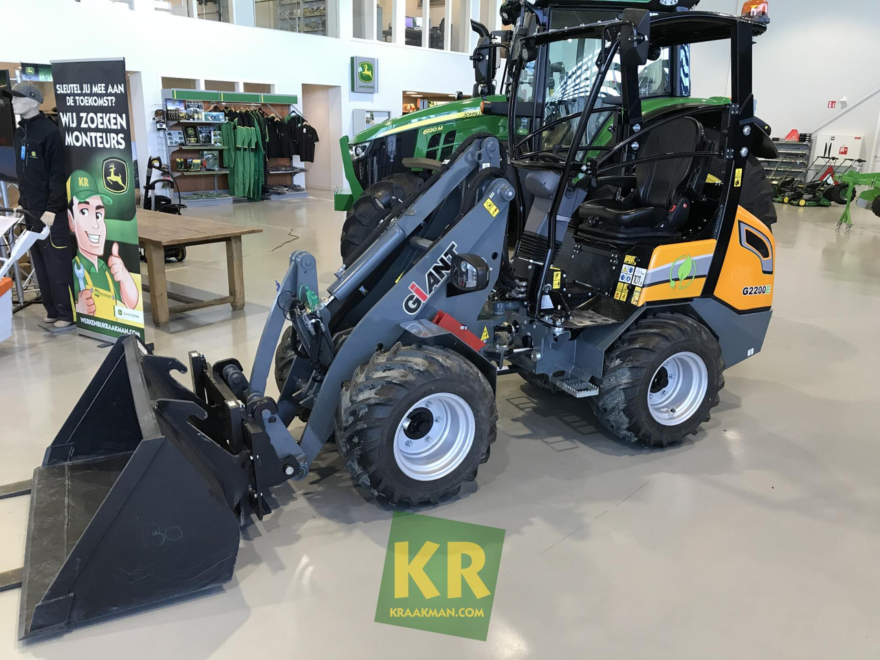 G2200E Giant - Компактный фронтальный погрузчик: фото 1 G2200E Giant - Компактный фронтальный погрузчик: фото 1