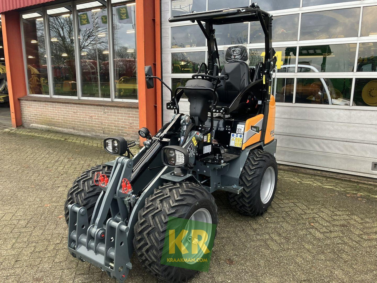 Giant G1500 Xtra - Компактный фронтальный погрузчик: фото 1 Giant G1500 Xtra - Компактный фронтальный погрузчик: фото 1