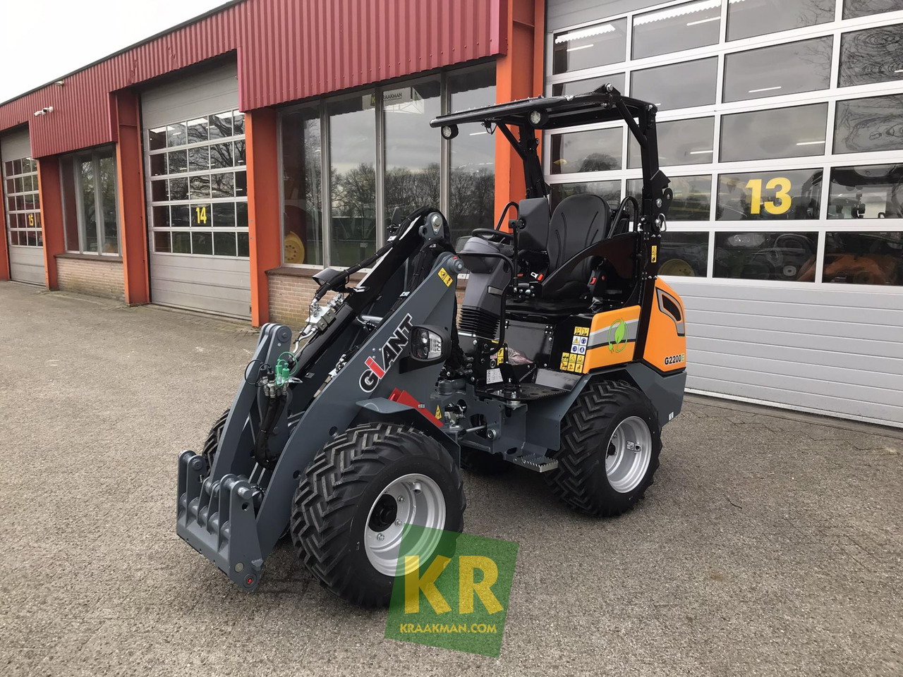 Giant G2200E - Компактный фронтальный погрузчик: фото 1 Giant G2200E - Компактный фронтальный погрузчик: фото 1