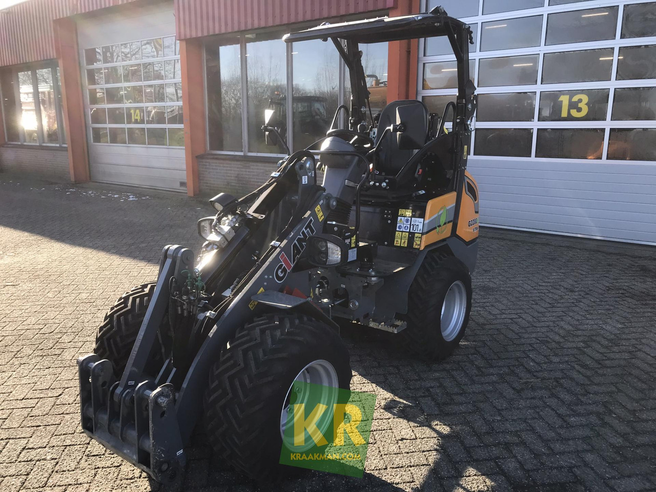 Giant G2200E - Компактный фронтальный погрузчик: фото 1 Giant G2200E - Компактный фронтальный погрузчик: фото 1