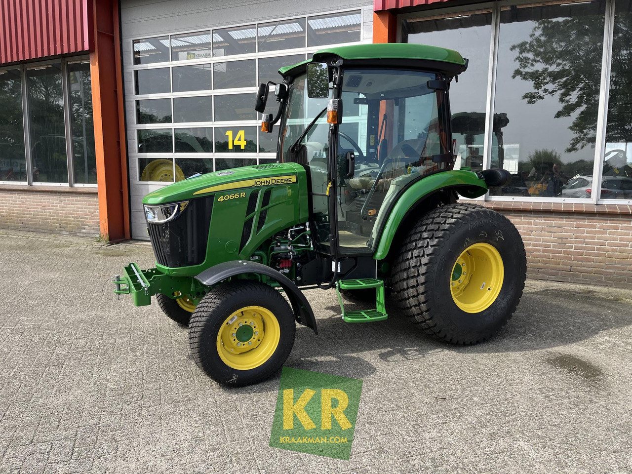 John Deere 4066R - Минитрактор: фото 1 John Deere 4066R - Минитрактор: фото 1