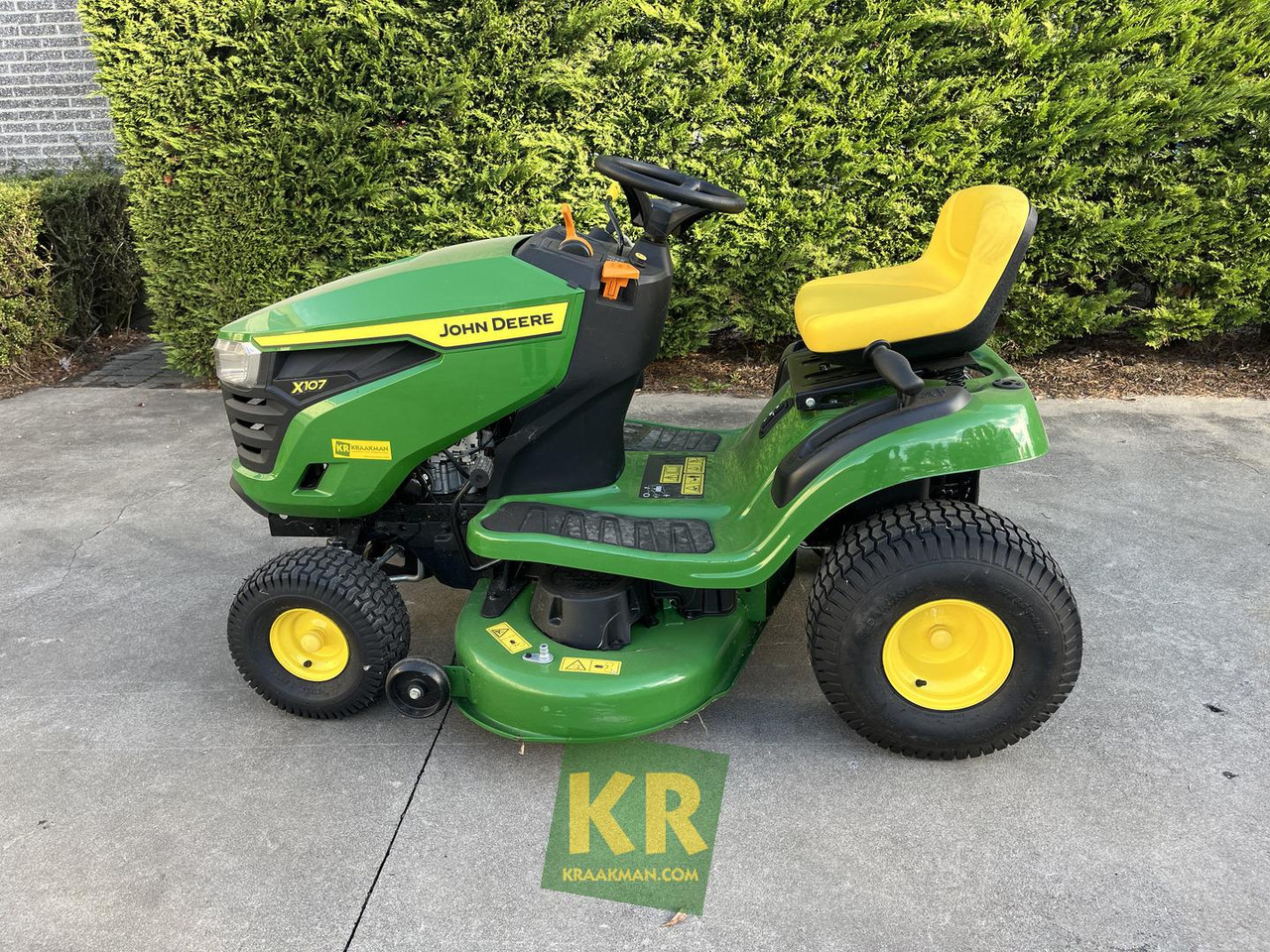 John Deere X107 - Газонокосилка: фото 1 John Deere X107 - Газонокосилка: фото 1