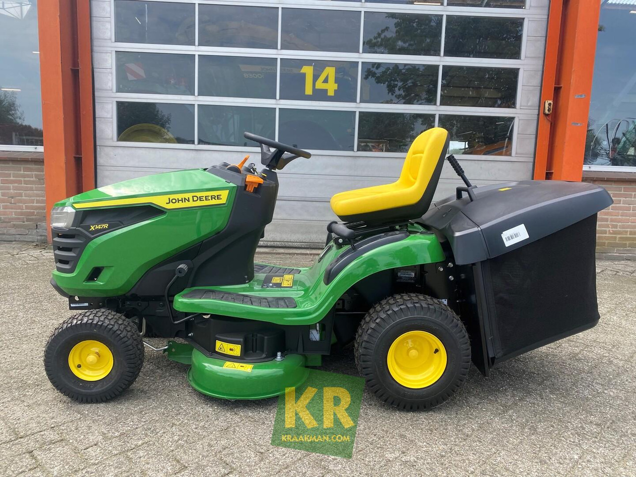John Deere X147R  - Газонокосилка: фото 1