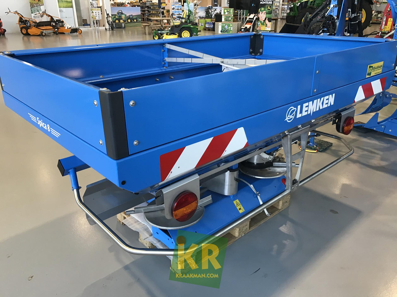 Lemken Spica 8/900 - Разбрасыватель удобрений: фото 1 Lemken Spica 8/900 - Разбрасыватель удобрений: фото 1