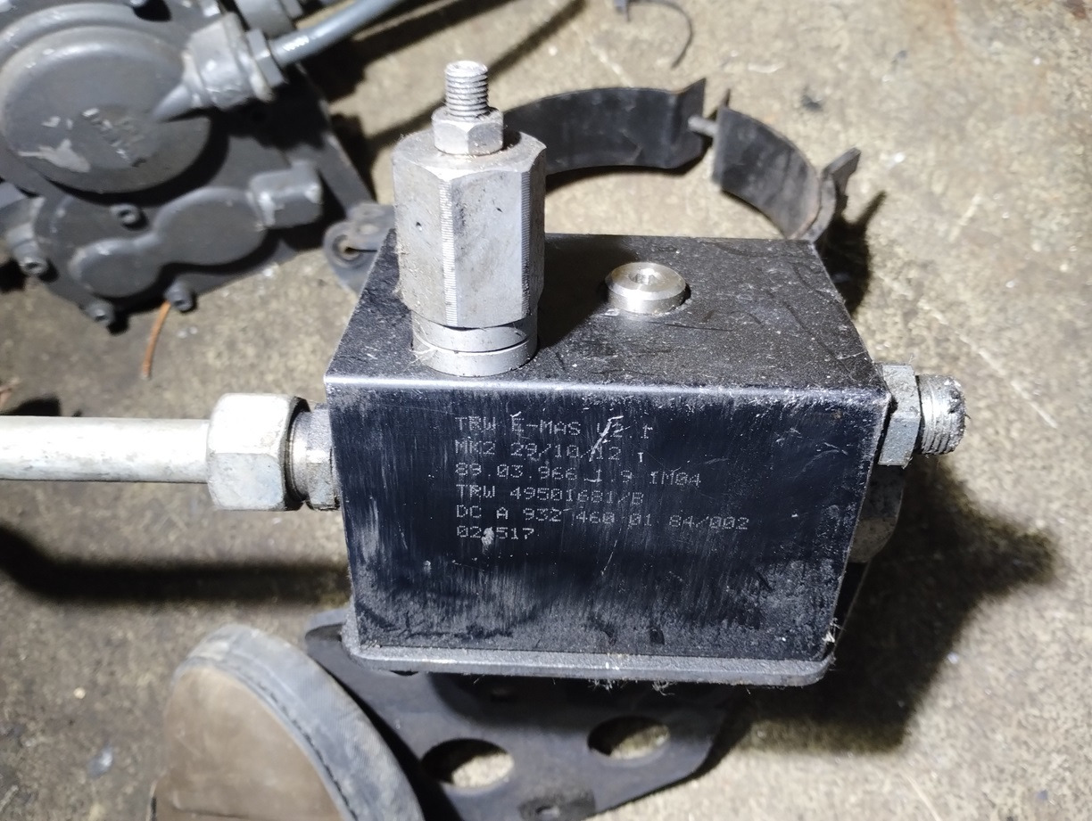 ZAWÓR ROZDZIELACZ OSI SKRĘTNEJ ACTROS MP3 9324600184 TRW 49501681 - Рулевое управление: фото 1
