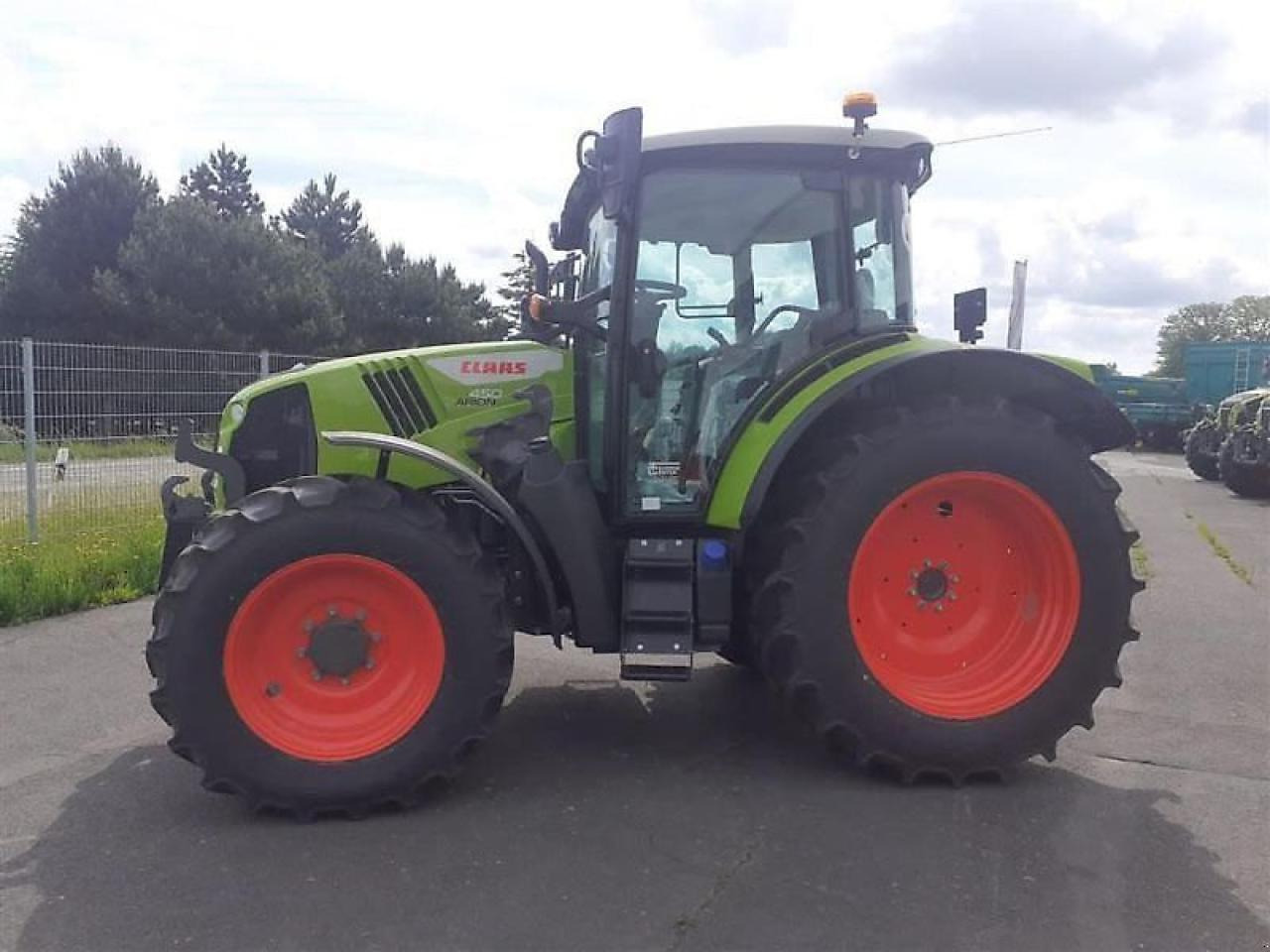 CLAAS traktor arion 450 cis+ CIS+ - Трактор: фото 1 CLAAS traktor arion 450 cis+ CIS+ - Трактор: фото 1