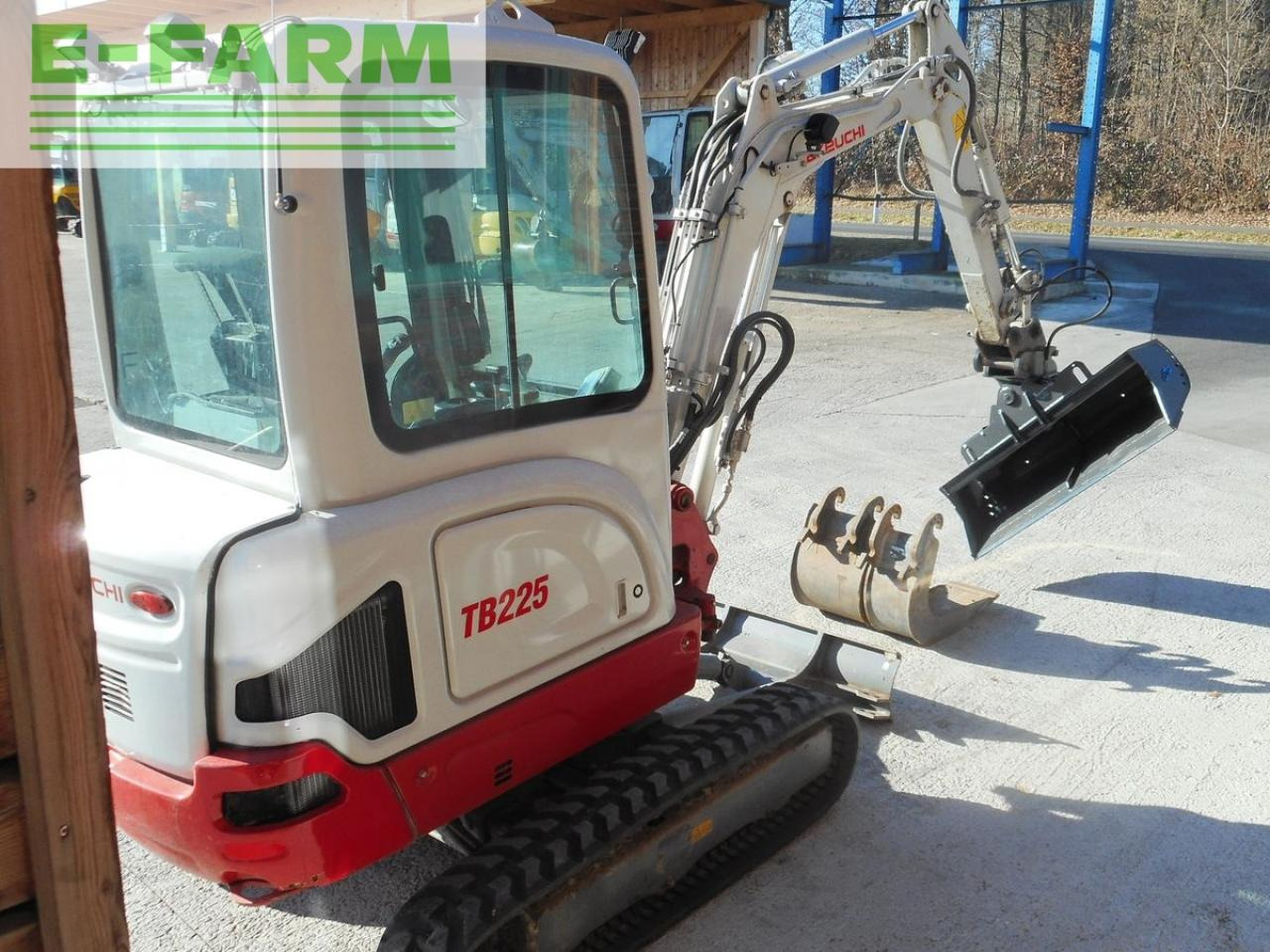 Takeuchi tb 225 ( 2.400kg ) mit hydr. verstellfahrwerk - Мини-экскаватор: фото 4 Takeuchi tb 225 ( 2.400kg ) mit hydr. verstellfahrwerk - Мини-экскаватор: фото 4