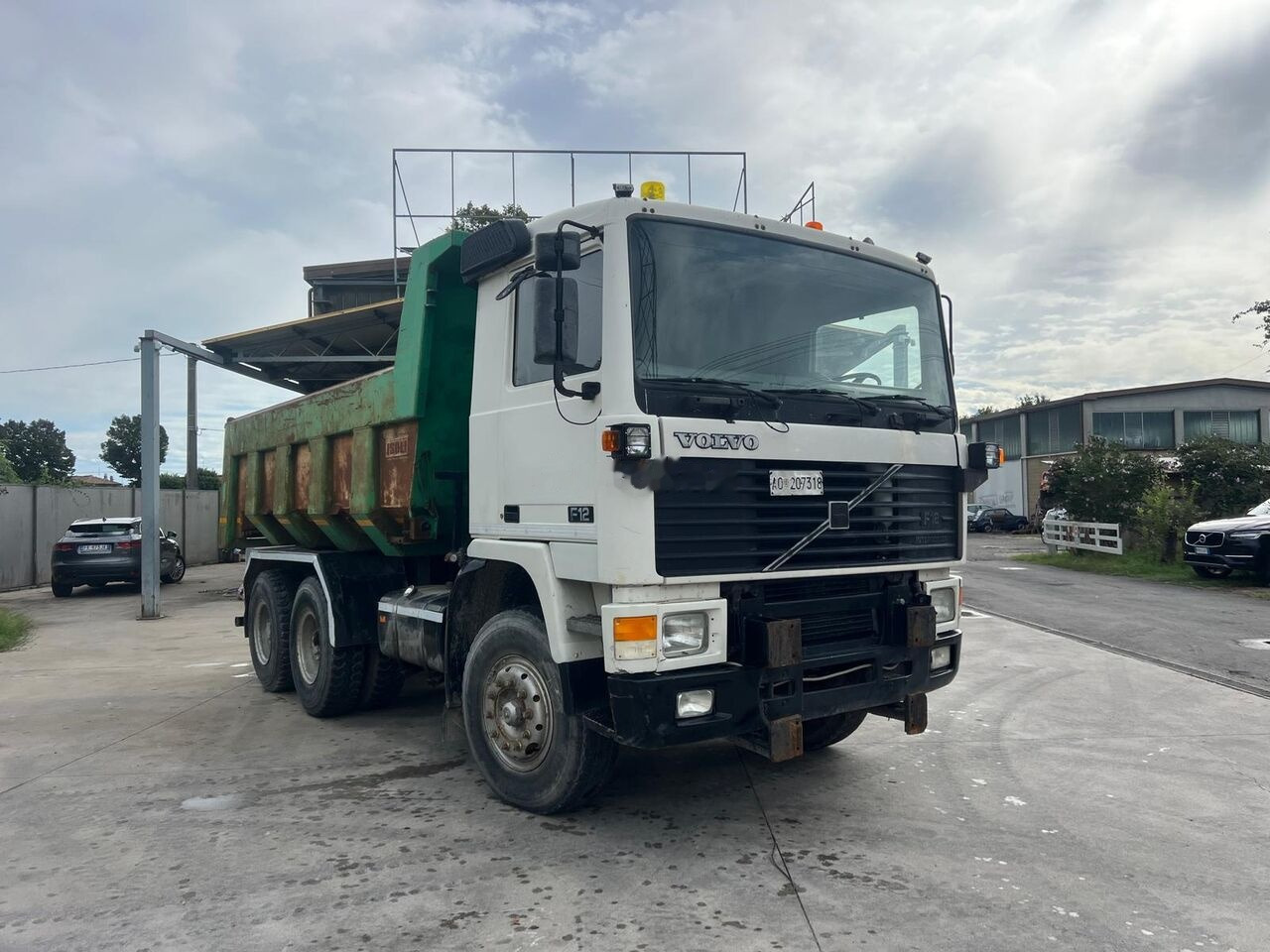 Самосвал Volvo F12: фото 1