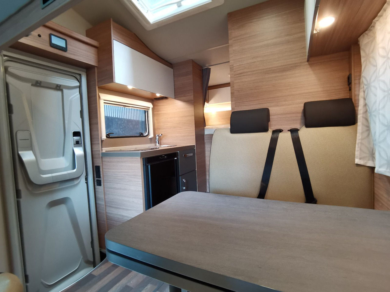 Альковный автодом Weinsberg CARAHOME 550 MG /- 2025 - / 140 PS / NUR 5.97M: фото 15