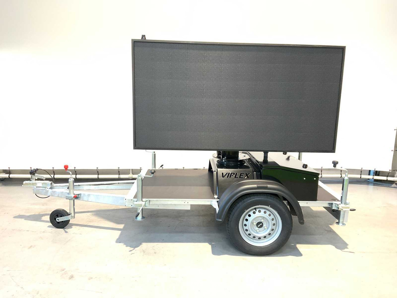 Viplex tekstkar P8 ledscherm op aanhangwagen - Другая техника: фото 2 Viplex tekstkar P8 ledscherm op aanhangwagen - Другая техника: фото 2