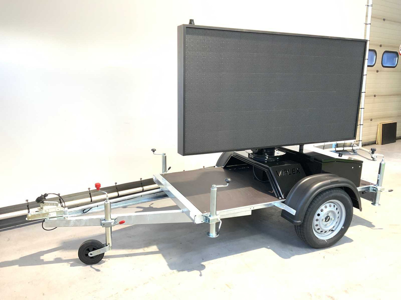 Viplex tekstkar P8 ledscherm op aanhangwagen - Другая техника: фото 1 Viplex tekstkar P8 ledscherm op aanhangwagen - Другая техника: фото 1