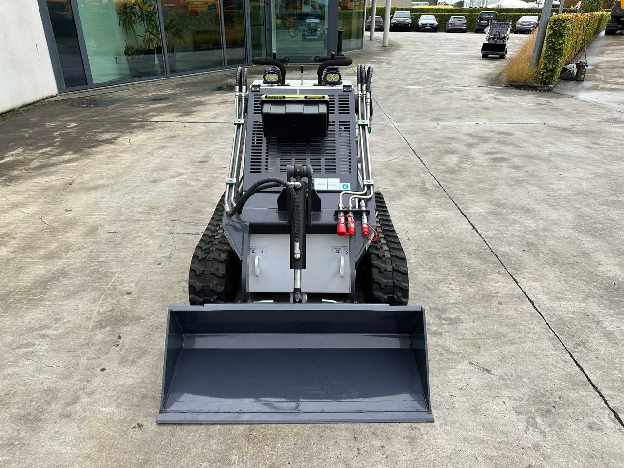 FF Industrial ME400 - Мини-погрузчик с бортовым поворотом: фото 2 FF Industrial ME400 - Мини-погрузчик с бортовым поворотом: фото 2