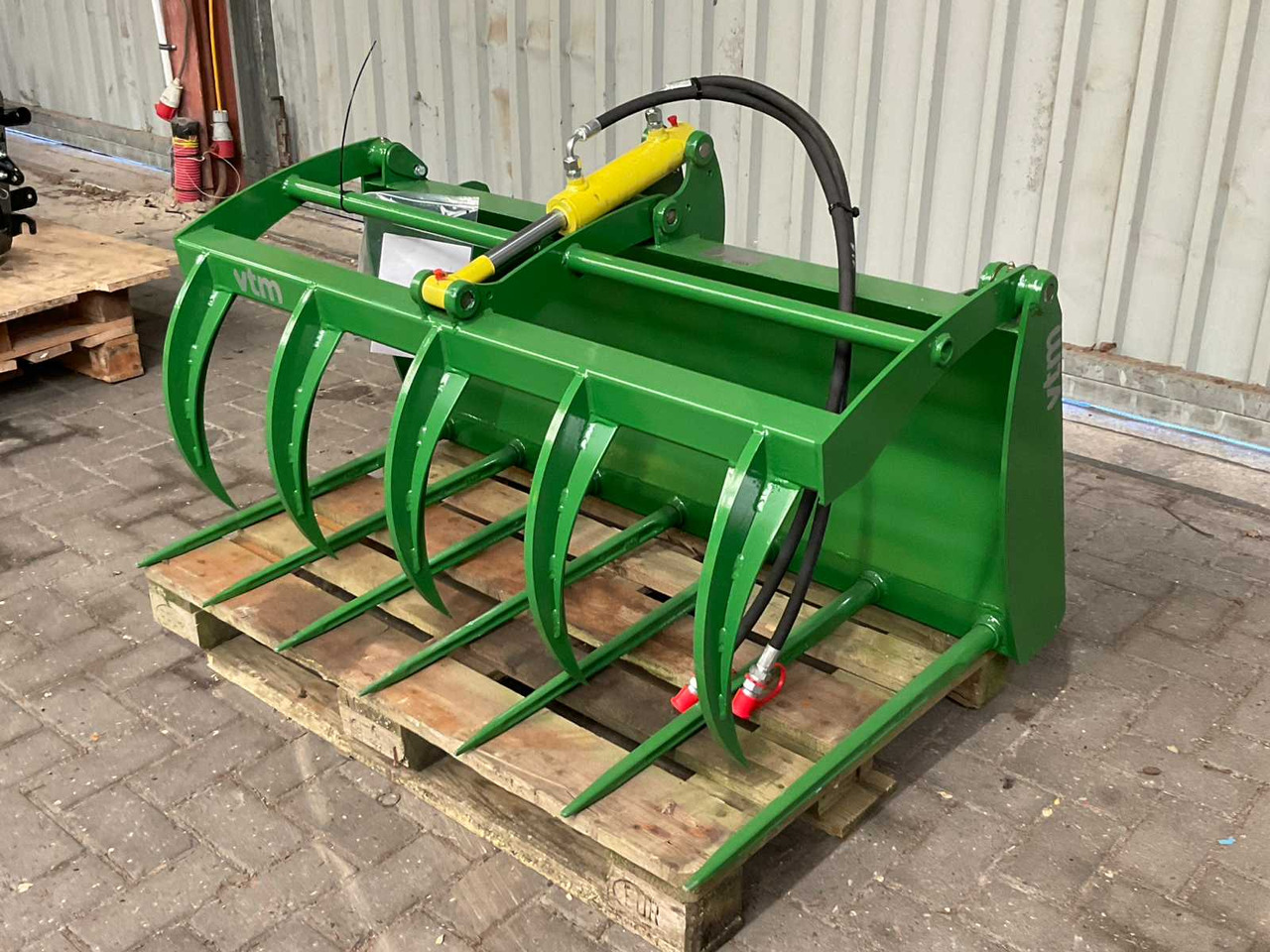 VTM GM1300 JD Compact - Фронтальный погрузчик для трактора: фото 1 VTM GM1300 JD Compact - Фронтальный погрузчик для трактора: фото 1