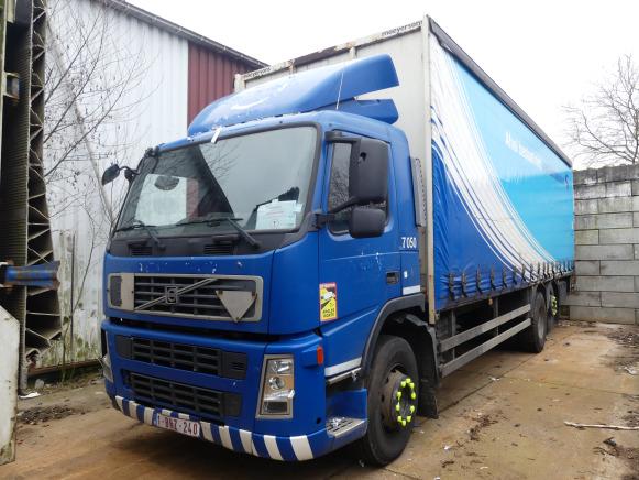 REF:7050 - Camion fourgon bâché avec hayon Volvo (2008 - 783.941 km) - Тентованный грузовик: фото 1 REF:7050 - Camion fourgon bâché avec hayon Volvo (2008 - 783.941 km) - Тентованный грузовик: фото 1