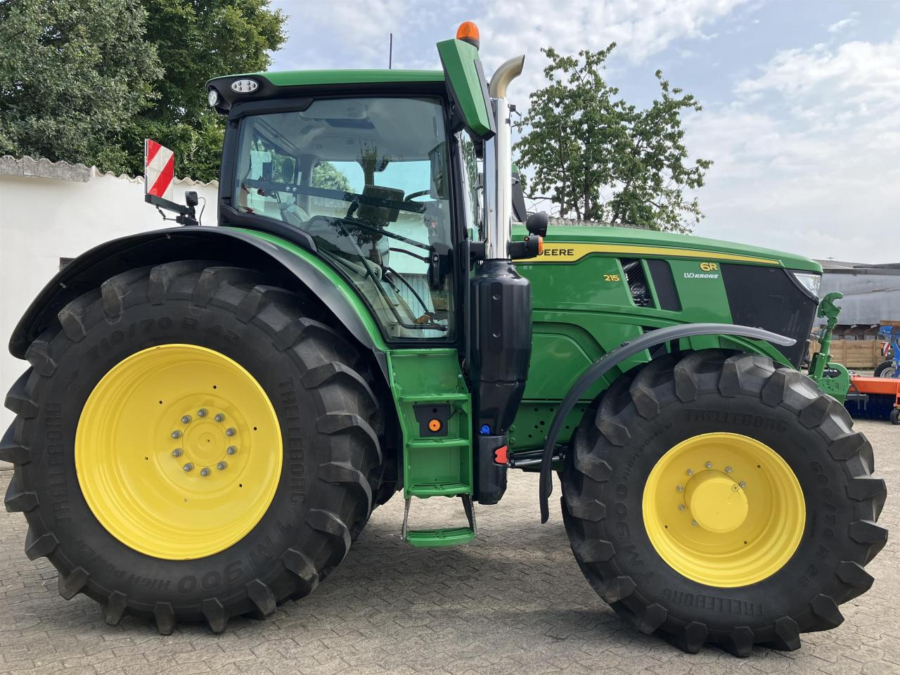 John Deere 6R 215 - Трактор: фото 2 John Deere 6R 215 - Трактор: фото 2