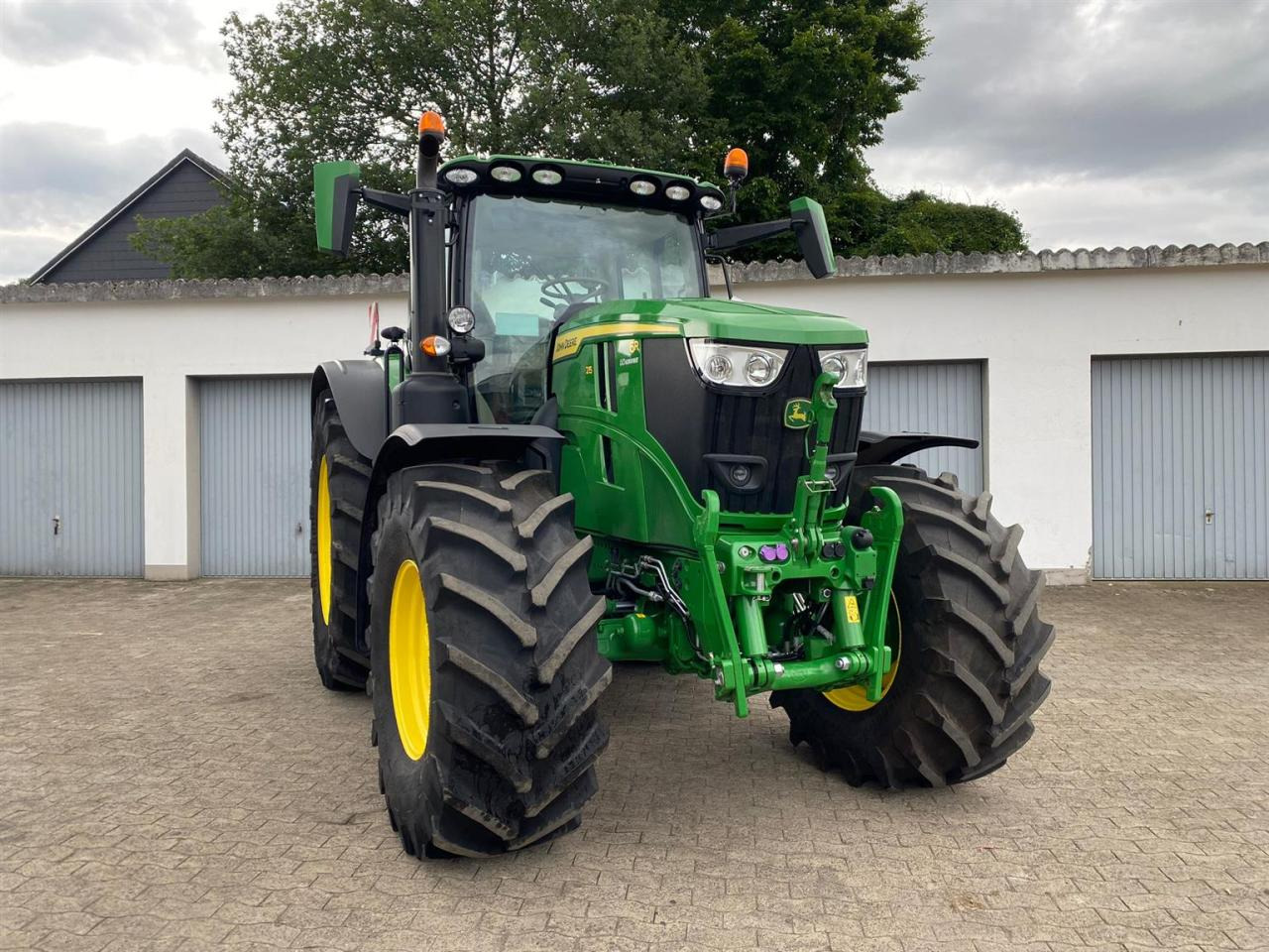 John Deere 6R 215 - Трактор: фото 2 John Deere 6R 215 - Трактор: фото 2