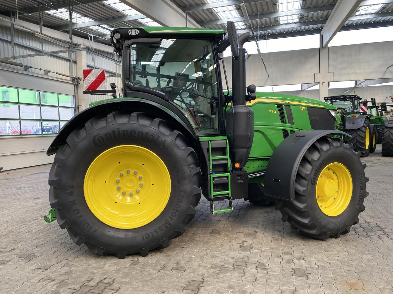 John Deere 6R 230 - Трактор: фото 3 John Deere 6R 230 - Трактор: фото 3