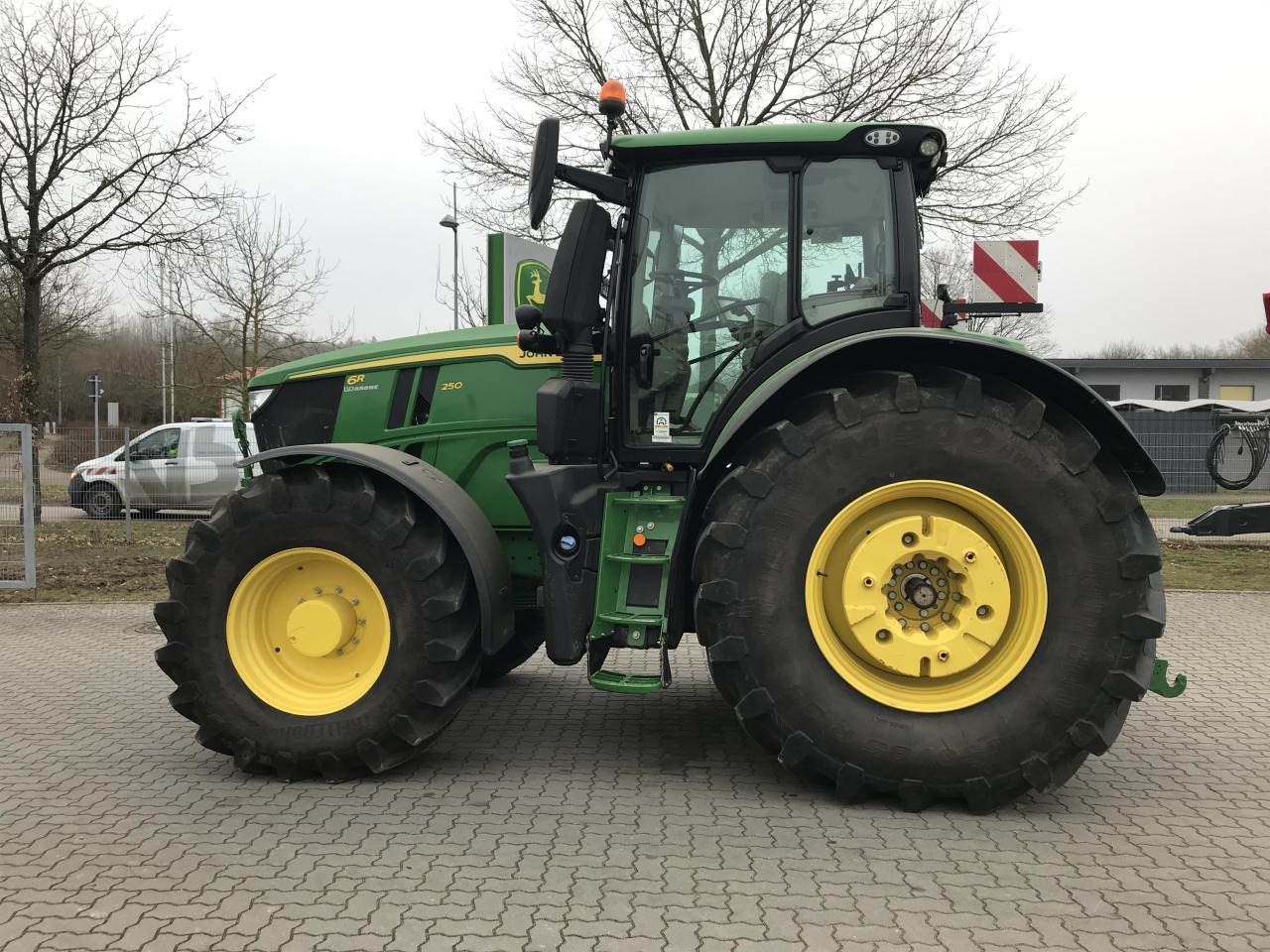 John Deere 6R 250 - Трактор: фото 1 John Deere 6R 250 - Трактор: фото 1