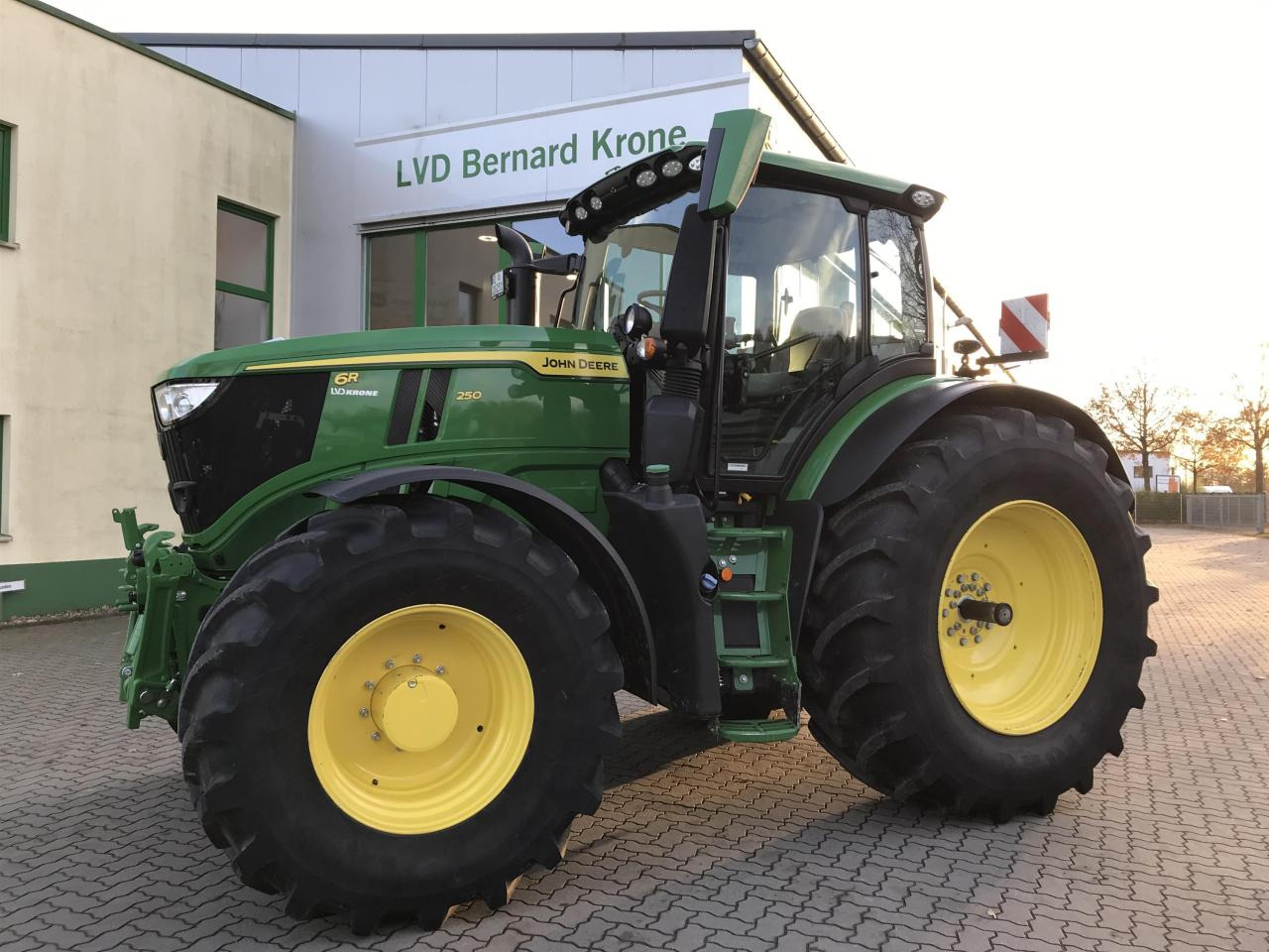 John Deere 6R 250 - Трактор: фото 1 John Deere 6R 250 - Трактор: фото 1