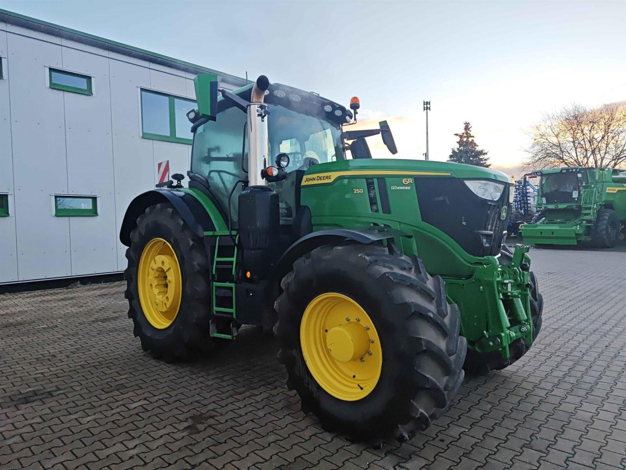 John Deere 6R 250 - Трактор: фото 1 John Deere 6R 250 - Трактор: фото 1