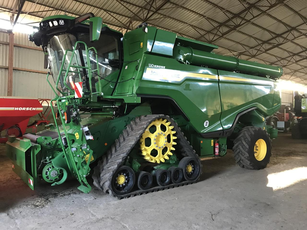 John Deere X9 1100 - Зерноуборочный комбайн: фото 1 John Deere X9 1100 - Зерноуборочный комбайн: фото 1