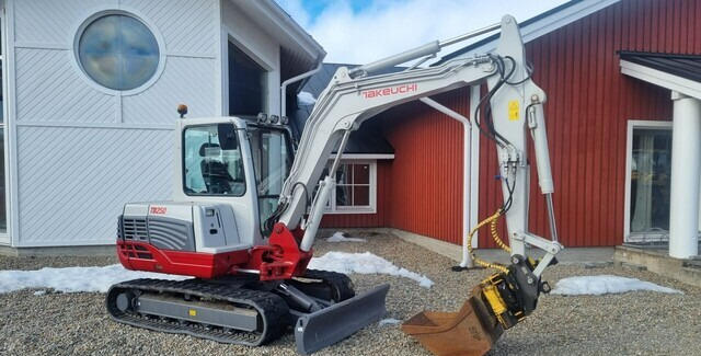 Takeuchi TB250 - Мини-экскаватор: фото 1 Takeuchi TB250 - Мини-экскаватор: фото 1