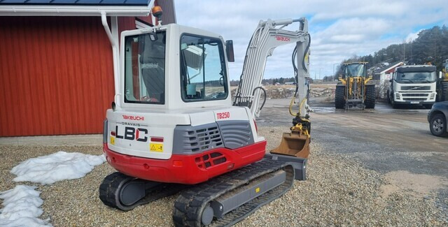 Takeuchi TB250 - Мини-экскаватор: фото 2 Takeuchi TB250 - Мини-экскаватор: фото 2