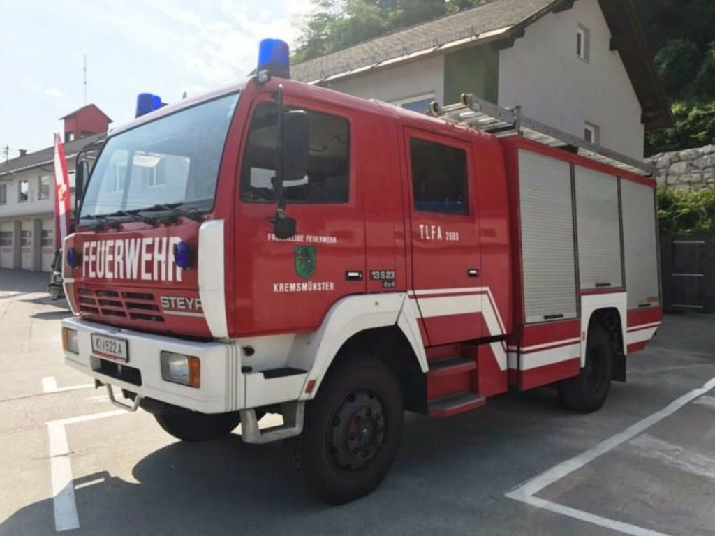 Steyr 13S23 4x4 Feuerwehr 2000 liter Fire  - Пожарная машина: фото 1