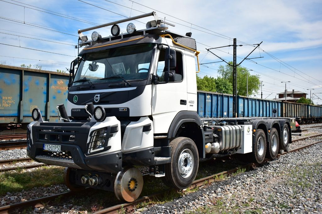 Volvo NEW FMX 8x4 RAIL ROAD SCHIENEN TWO WAY - Грузовик-контейнеровоз/ Сменный кузов, Автоманипулятор: фото 1 Volvo NEW FMX 8x4 RAIL ROAD SCHIENEN TWO WAY - Грузовик-контейнеровоз/ Сменный кузов, Автоманипулятор: фото 1