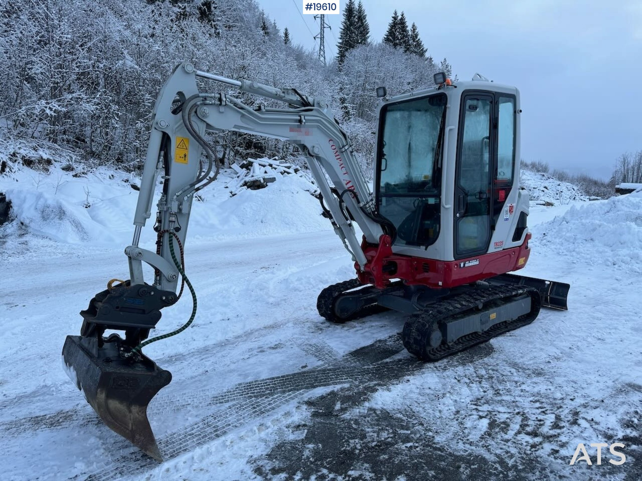 Takeuchi TB225 - Экскаватор: фото 1