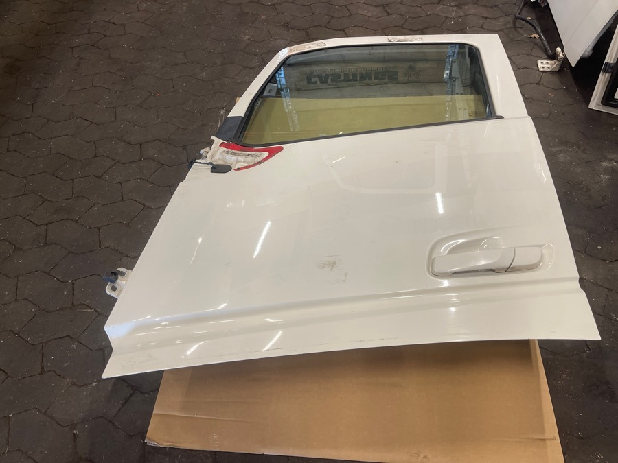 VOLVO FH4 LEFT DOOR 82183078 - Кабина и интерьер для Грузовиков: фото 1