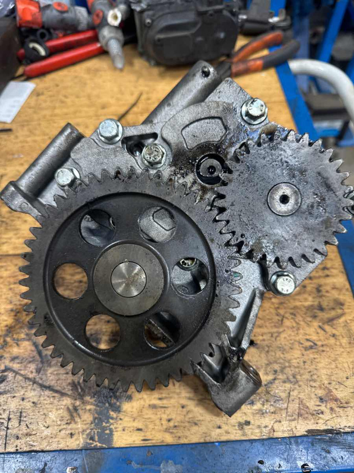 VOLVO OIL PUMP 22015568 - Двигатель и запчасти для Грузовиков: фото 1 VOLVO OIL PUMP 22015568 - Двигатель и запчасти для Грузовиков: фото 1