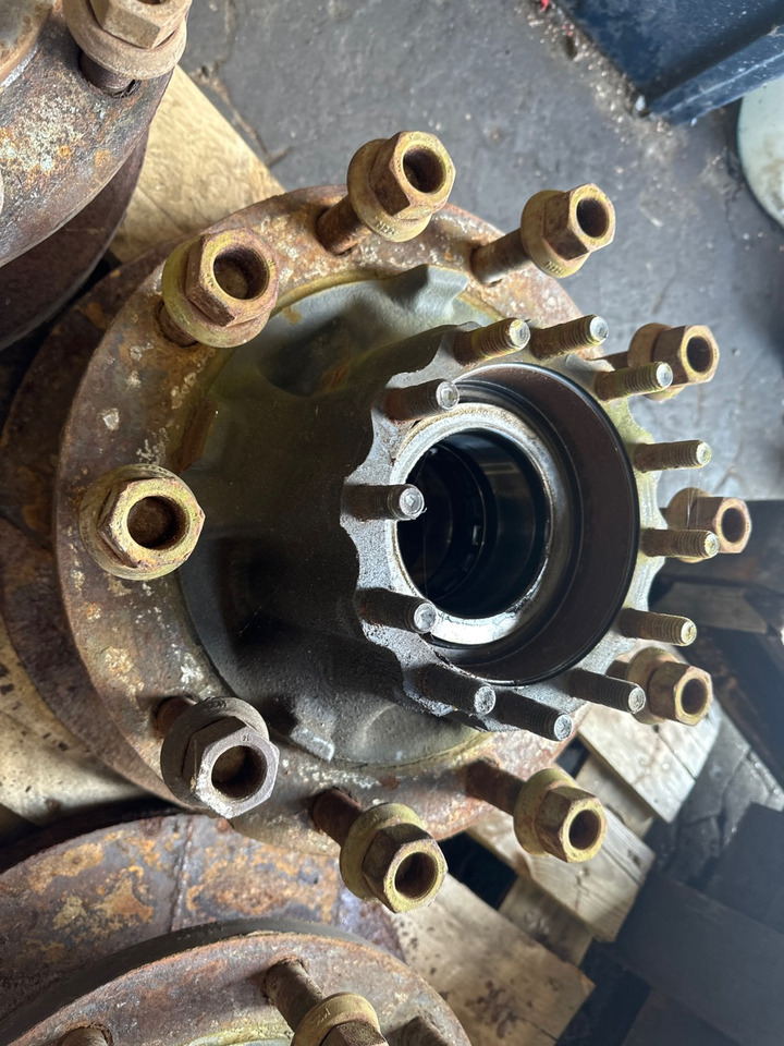 VOLVO REAR AXLE HUB  21881391 - Ступица для Грузовиков: фото 1