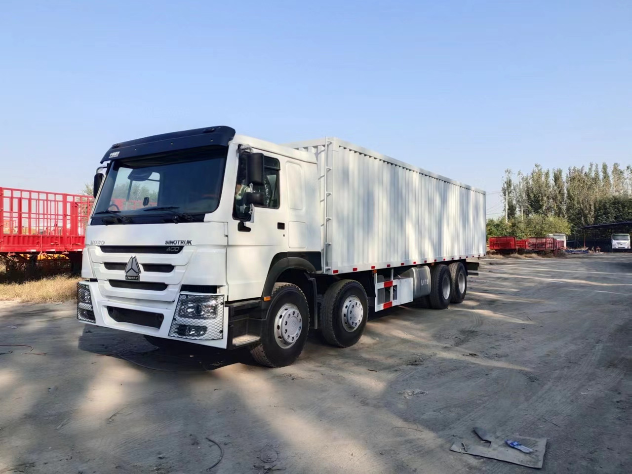 Изотермический грузовик Для транспортировки тяжёлой техники SINOTRUK 400 HOWO Box truck: фото 1