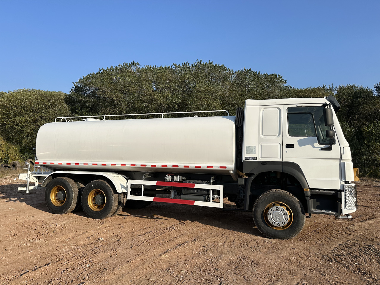 SINOTRUK HOWO 371 Water Tanker Truck - Грузовик-цистерна: фото 2 SINOTRUK HOWO 371 Water Tanker Truck - Грузовик-цистерна: фото 2