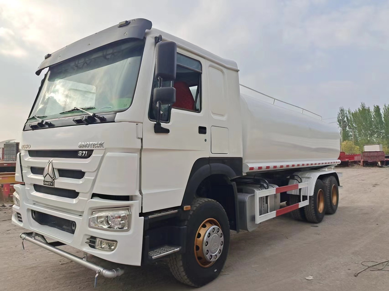 SINOTRUK HOWO 371 Water Tanker Truck - Грузовик-цистерна: фото 1 SINOTRUK HOWO 371 Water Tanker Truck - Грузовик-цистерна: фото 1
