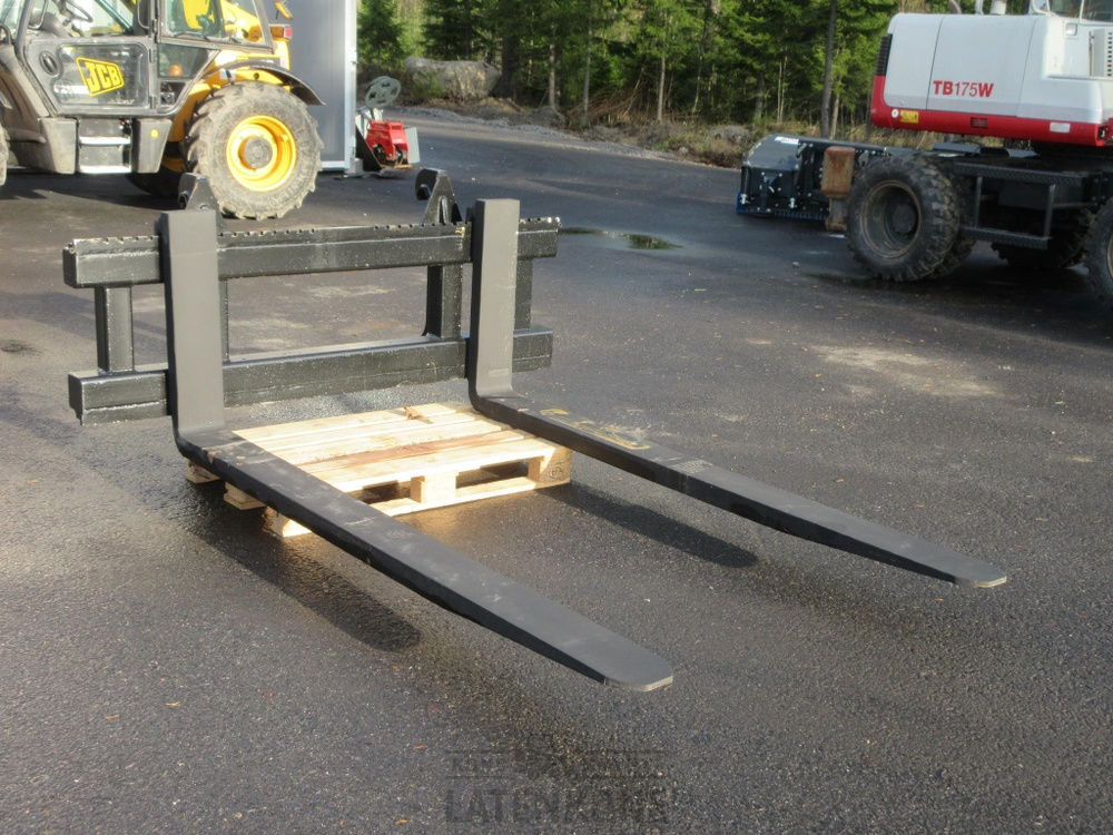 Volvo Trukkipiikit 11000kg 2000mm/2400mm 4A Volvo BM - Вилы для Строительной техники: фото 1 Volvo Trukkipiikit 11000kg 2000mm/2400mm 4A Volvo BM - Вилы для Строительной техники: фото 1