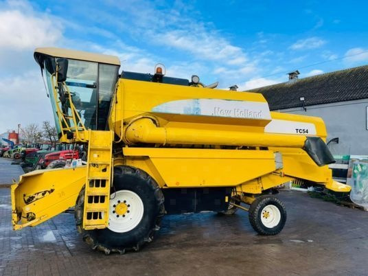 New Holland TC 54 - Зерноуборочный комбайн: фото 1 New Holland TC 54 - Зерноуборочный комбайн: фото 1