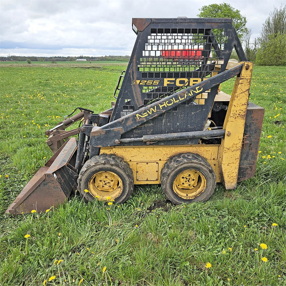 Bobcat Ford New Holland L255 - Мини-погрузчик с бортовым поворотом: фото 1 Bobcat Ford New Holland L255 - Мини-погрузчик с бортовым поворотом: фото 1