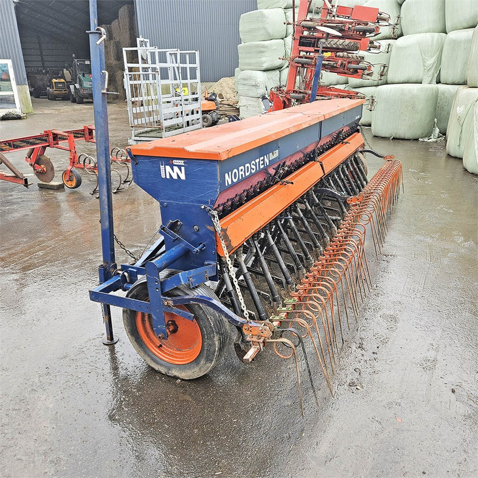 Nordsten Lift-o-matic CLB 400 MKII - Посевная техника: фото 1 Nordsten Lift-o-matic CLB 400 MKII - Посевная техника: фото 1