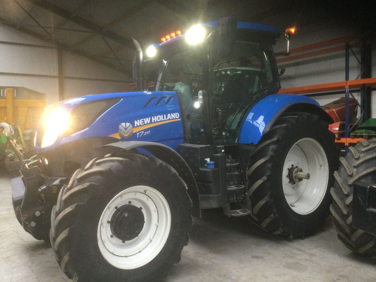 New Holland T7.210 - Трактор: фото 1
